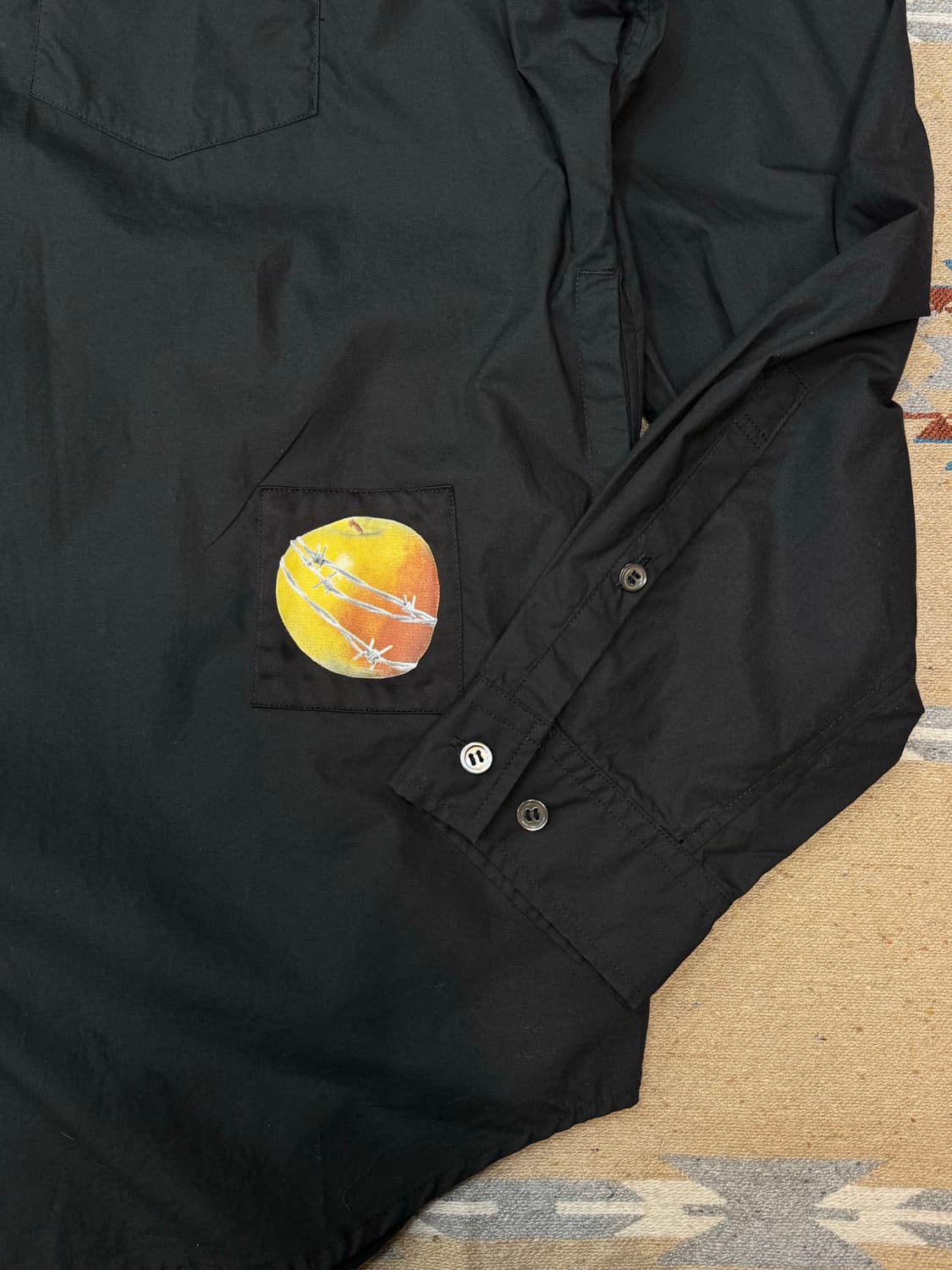 [5] 언더커버 랜덤 프린트 패치 셔츠 블랙 25SS 상품이미지3