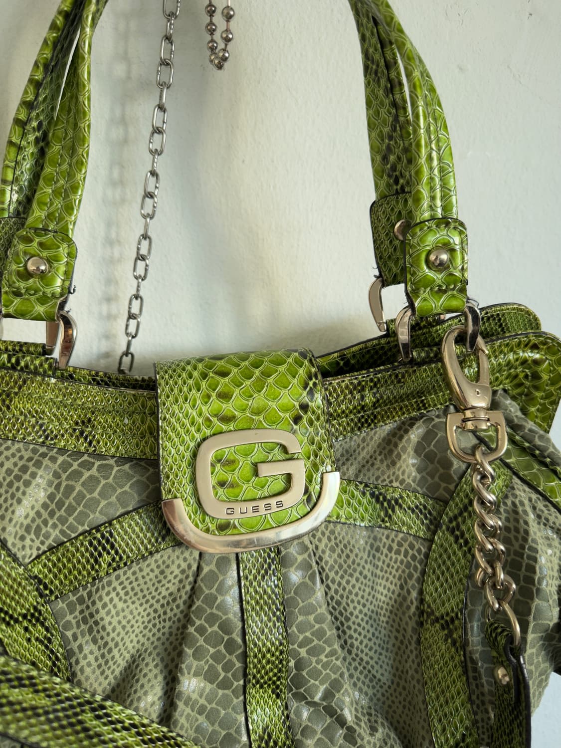 guess y2k 파이톤 레더 토트 & 숄더백 상품이미지4