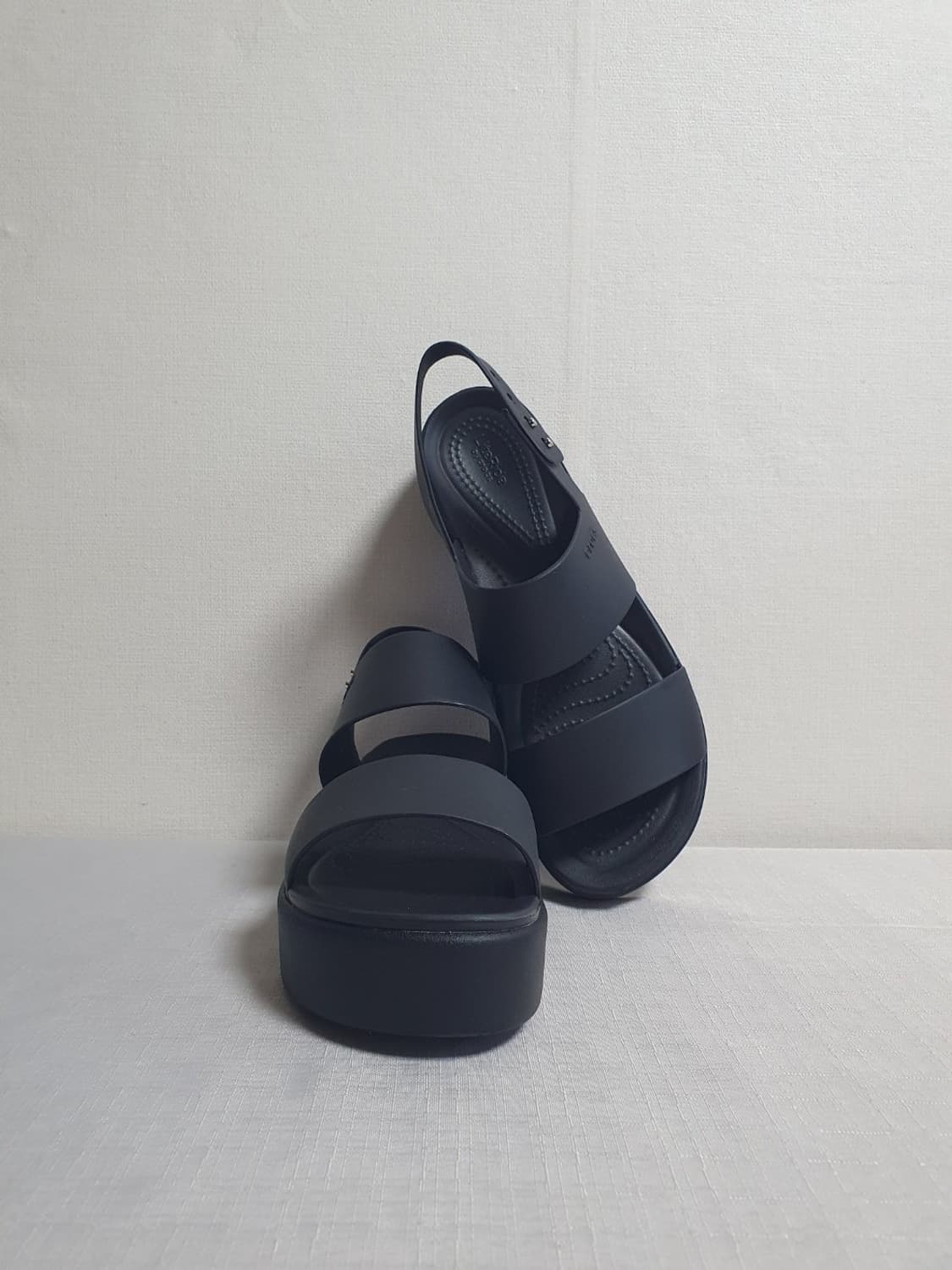 크록스 브루클린 로우 웨지 샌들 블랙 240mm 상품이미지3