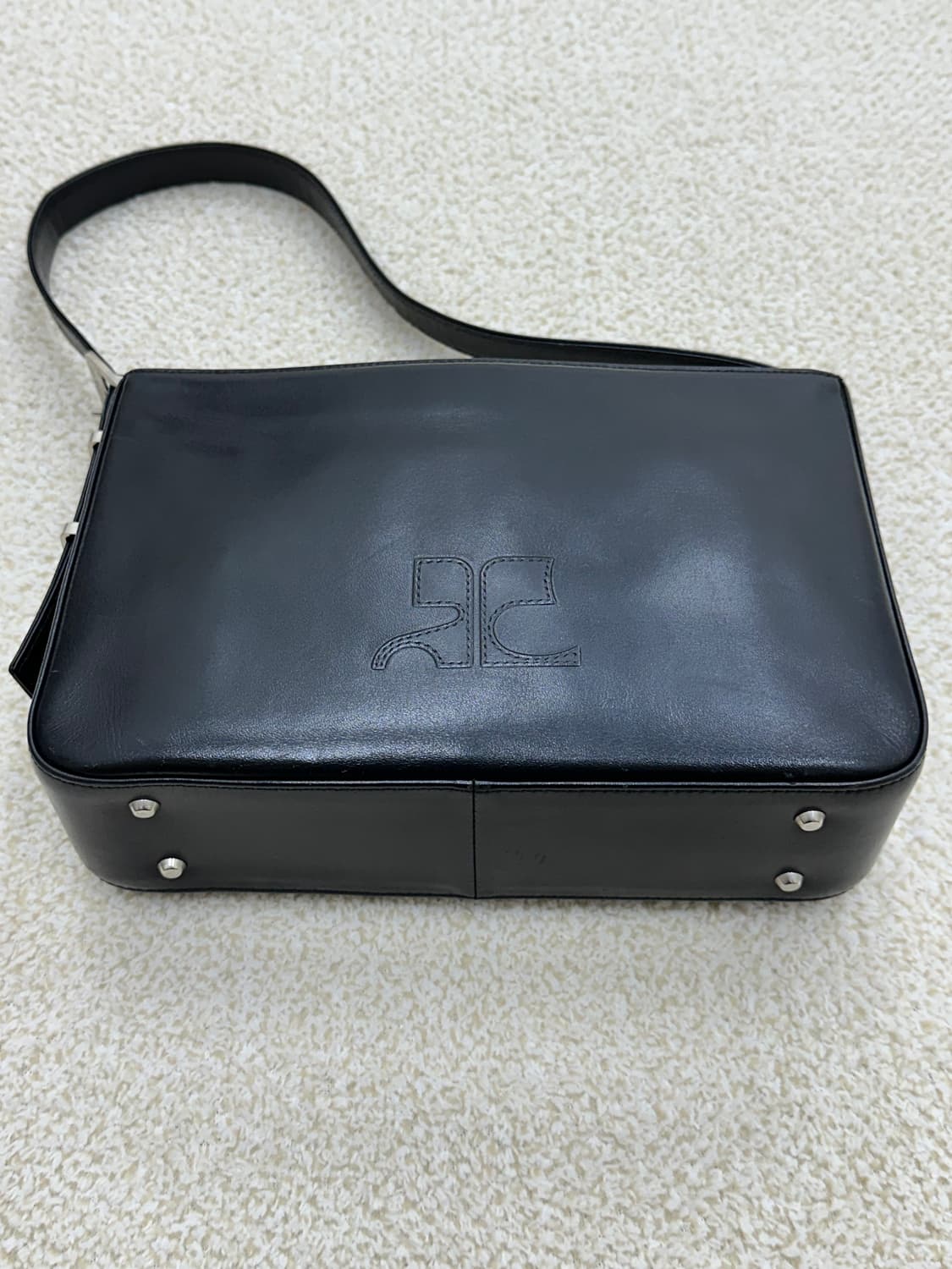 꾸레쥬 블랙 소가죽 숄더백 상품이미지5