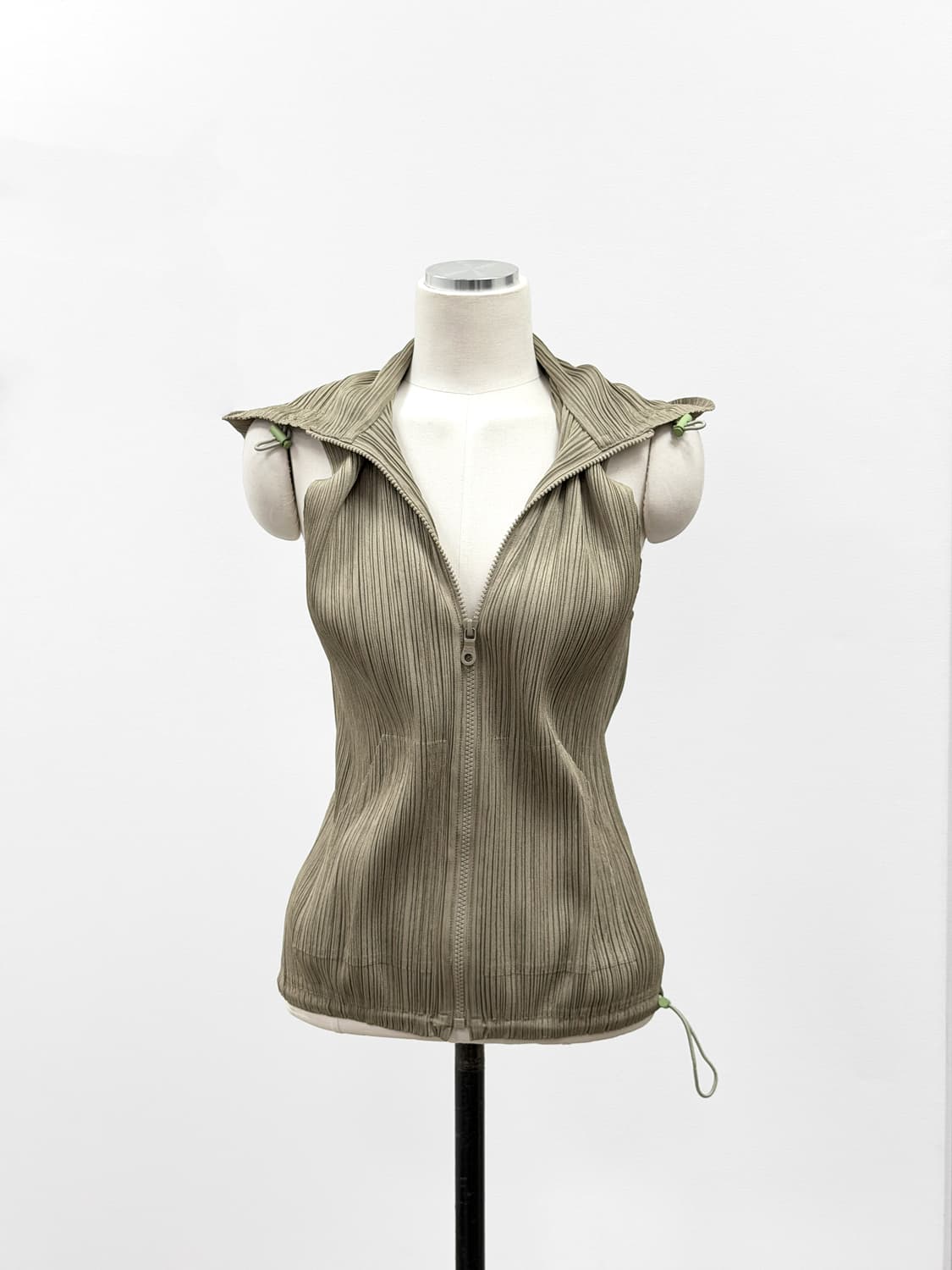 플리츠플리즈 후드 지퍼 베스트 상품이미지1