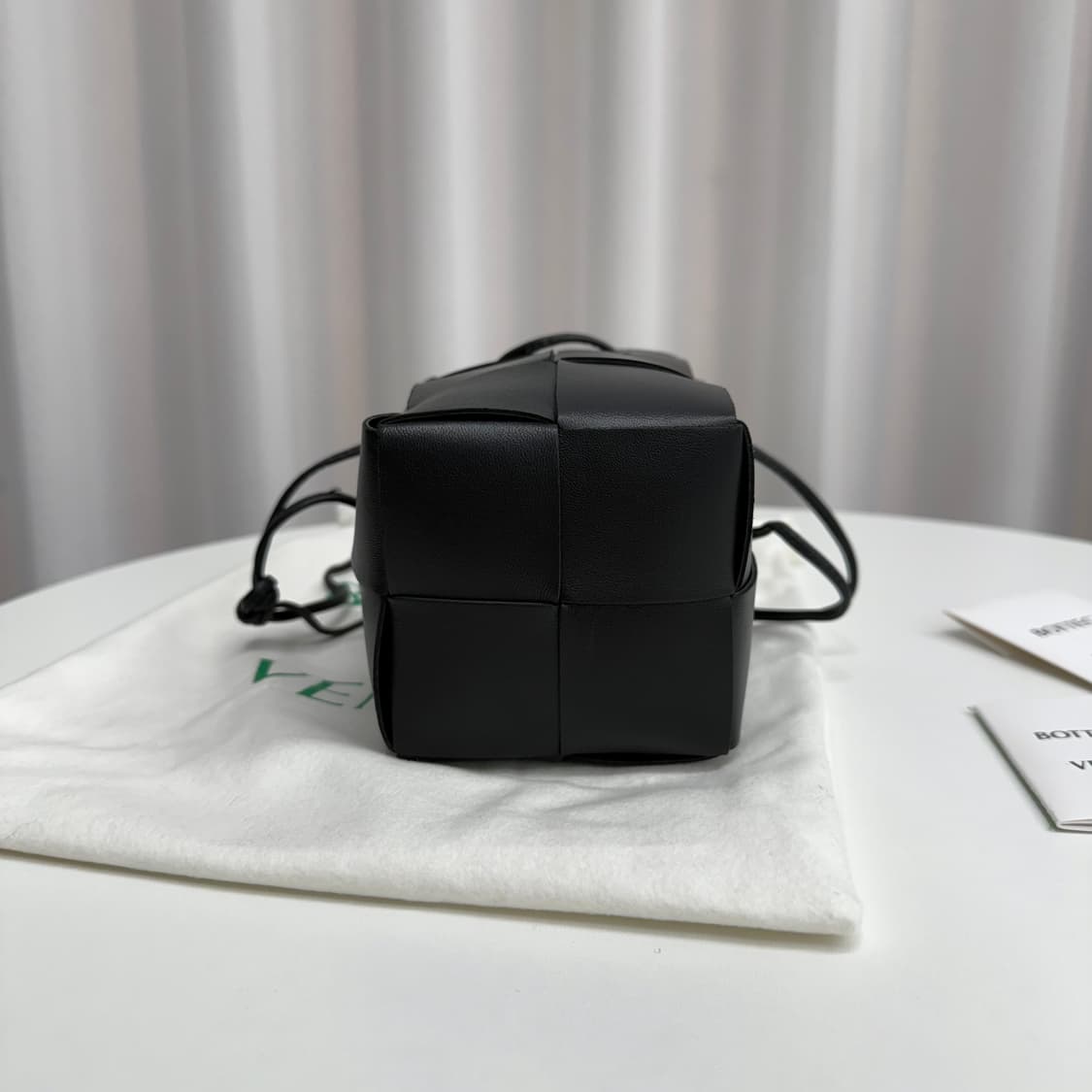 [정품] 보테가베네타 미니 카세트 버킷백 블랙 상품이미지6