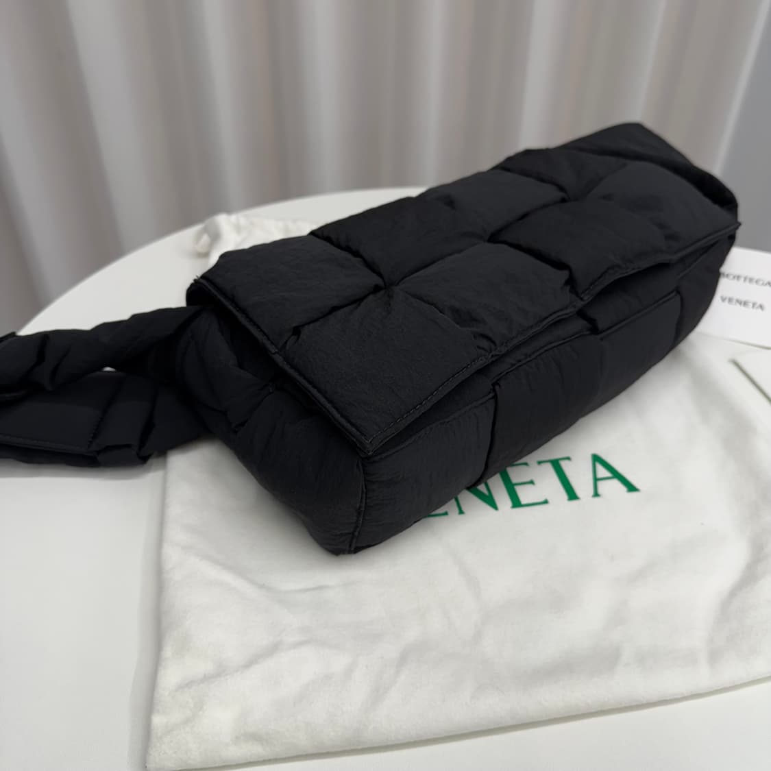 [정품] 보테가베네타 패딩 테크 카세트백 블랙 상품이미지8