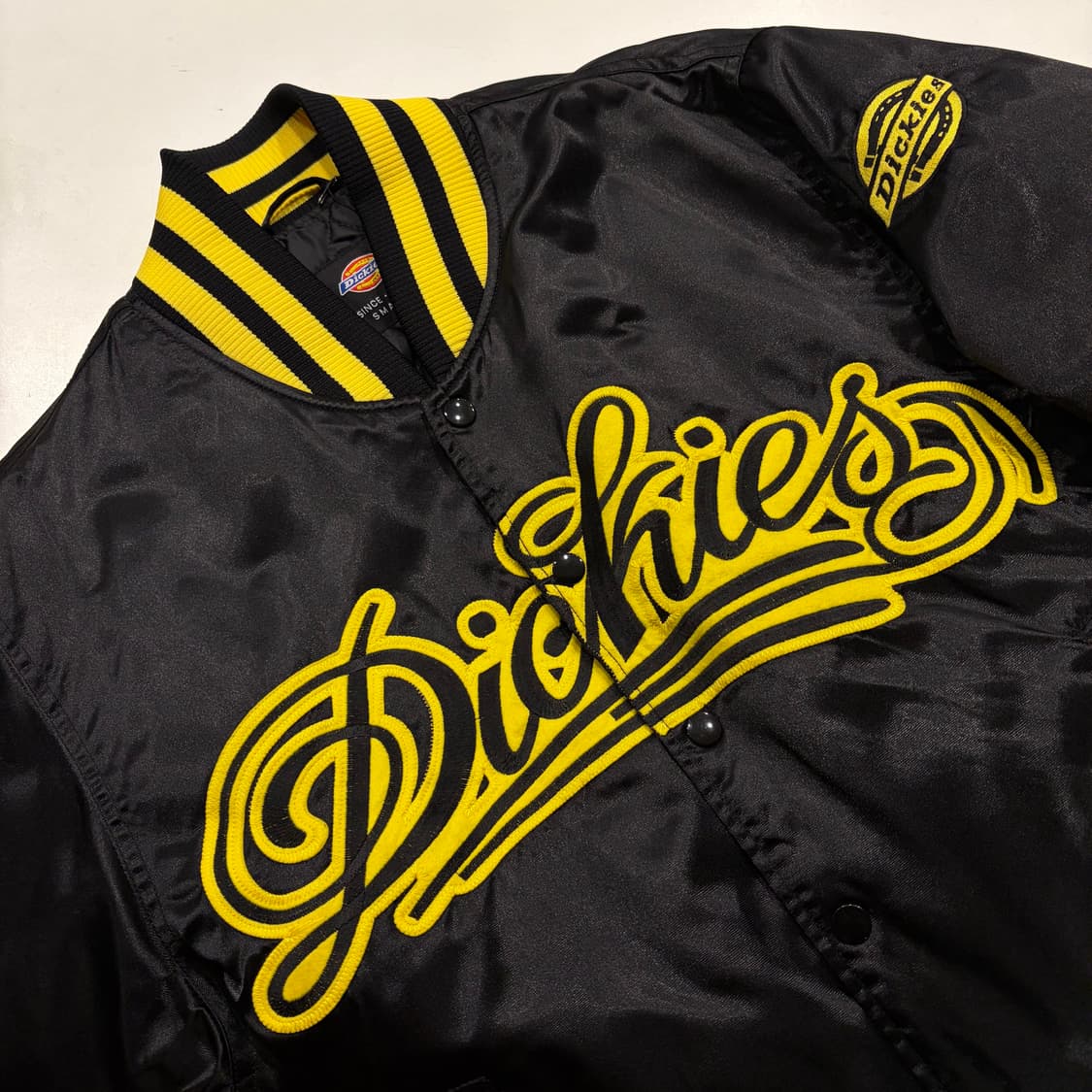 [S] 디키즈 사틴 유광 블랙/옐로우 바시티 자켓 C947 상품이미지3
