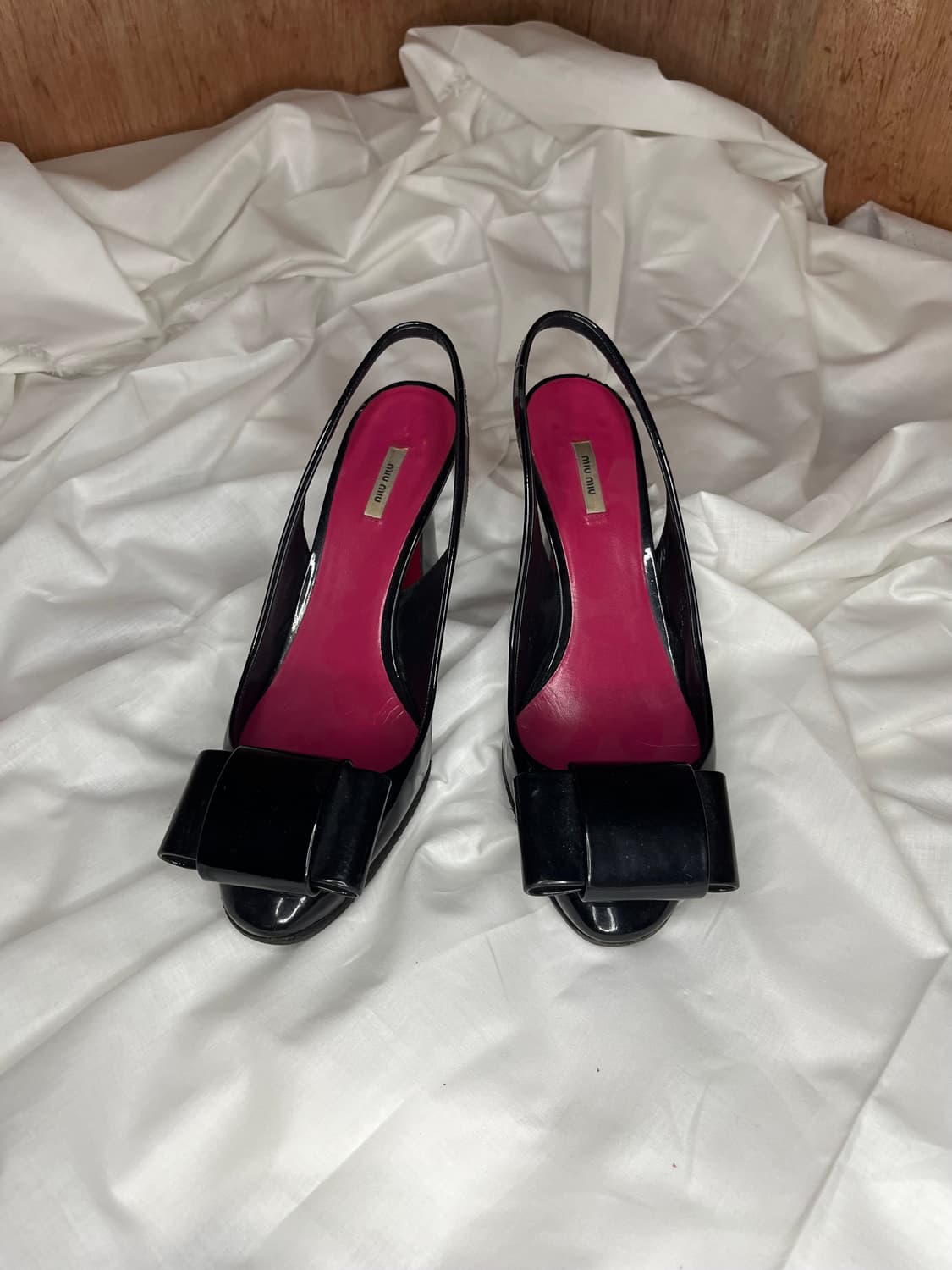 미우미우 페이턴트 레더 슬링백 힐 (블랙) 상품이미지1