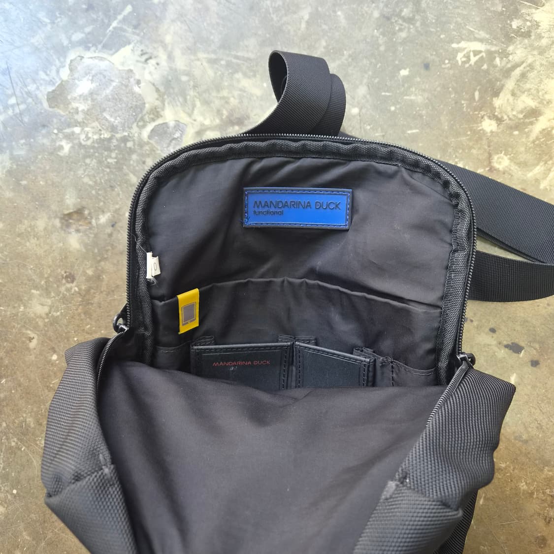 만다리나덕 블랙 크로스백 가방 상품이미지5