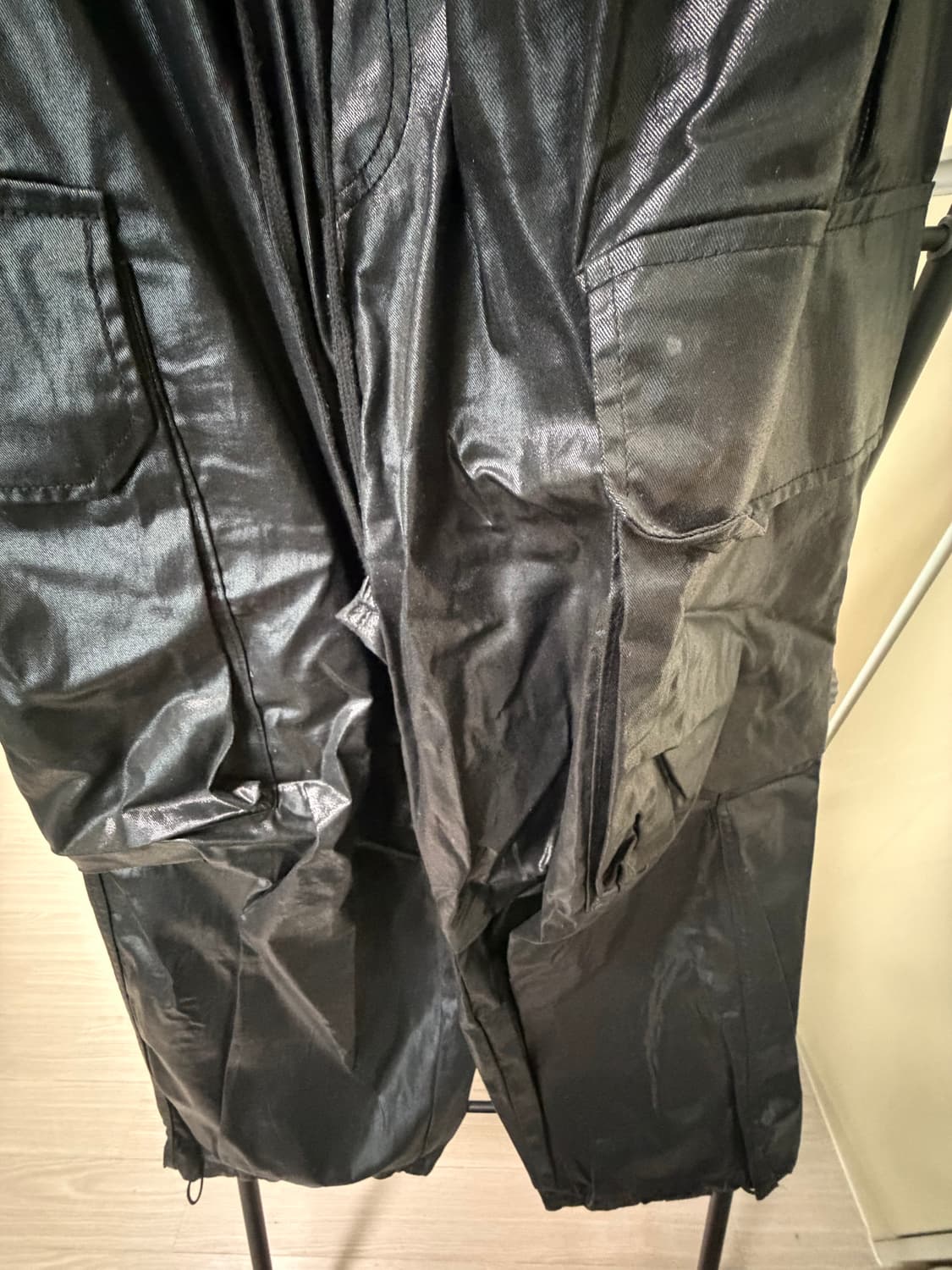 유광 페이크레더 카고 와이드 팬츠 상품이미지3