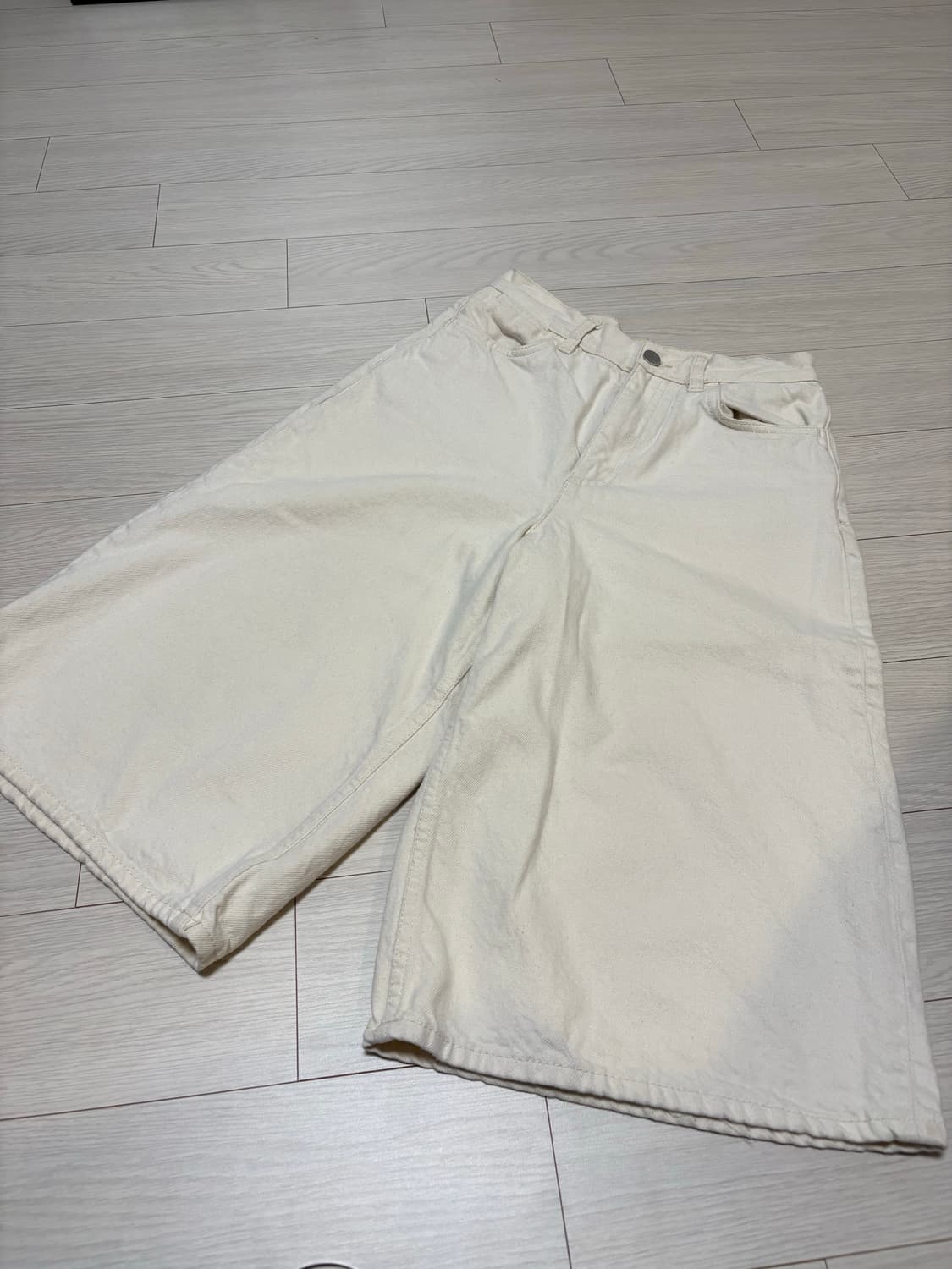 COS 코스 롱 쇼츠 반바지 에크루 색상 25 상품이미지1