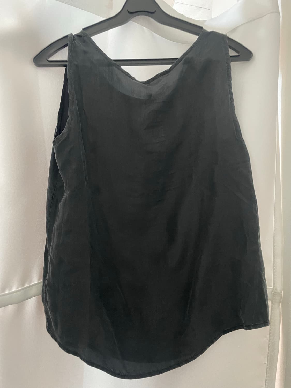 블랙 쉬폰 루즈핏 슬리브리스 탑 상품이미지2