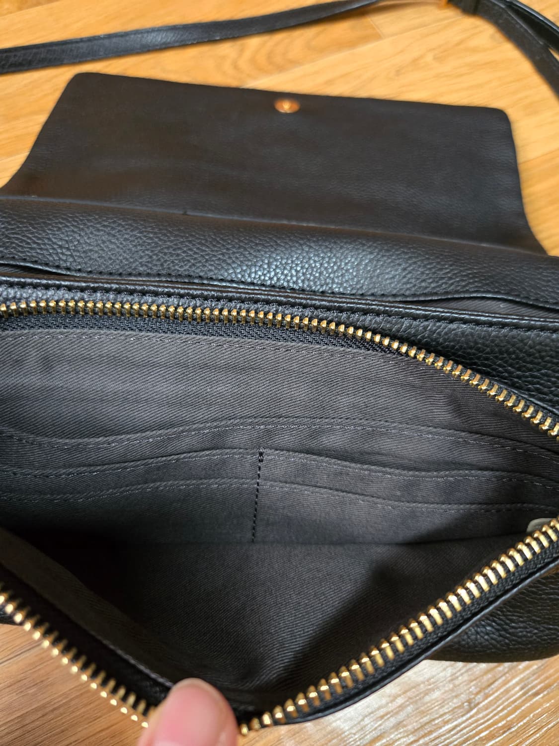 쿠론 가죽 크로스백 상품이미지8