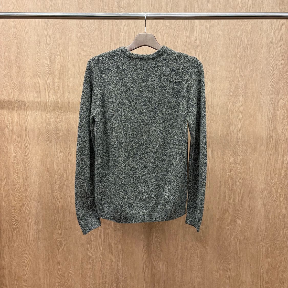 코스 레귤러핏 라운드넥 울 긴팔 니트 멜란지 짜임 리브 마감 디테일 카키 상품이미지3