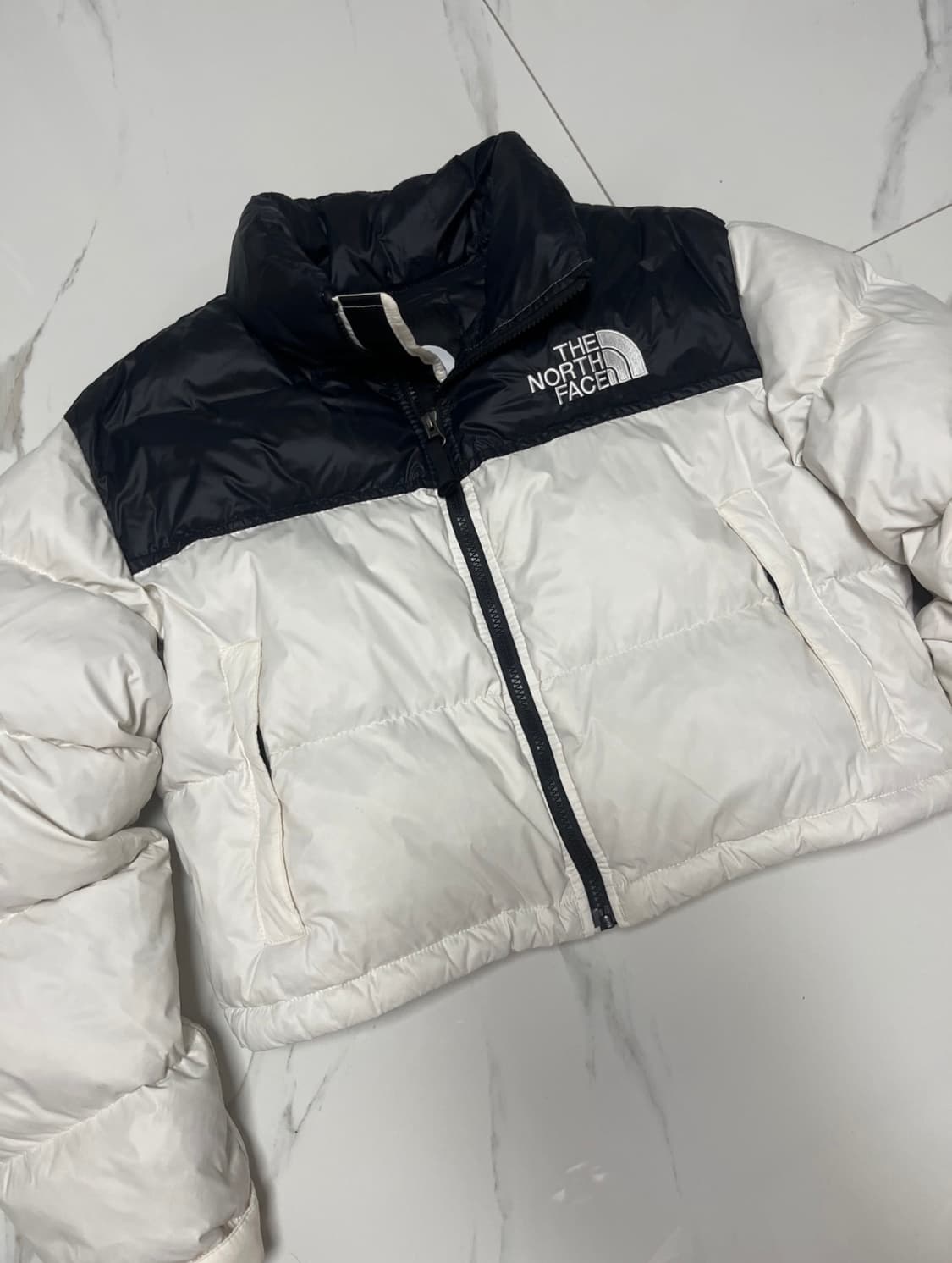 (W) 노스페이스 눕시 숏 자켓 가데니아 화이트 TNF 블랙 상품이미지3
