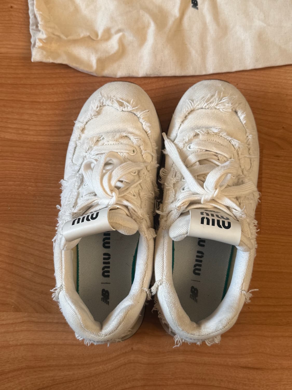 미우미우 x 뉴발란스 화이트 스니커즈 37 1/2 상품이미지1