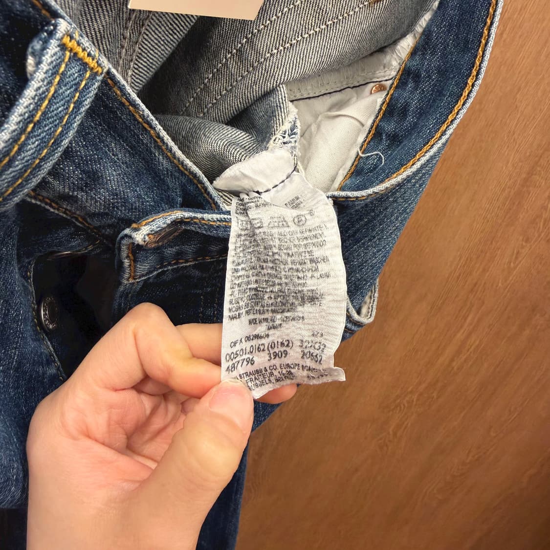 리바이스 501 워싱 데님 팬츠 레드 탭 포켓 디테일 스트레이트핏 중청 상품이미지8