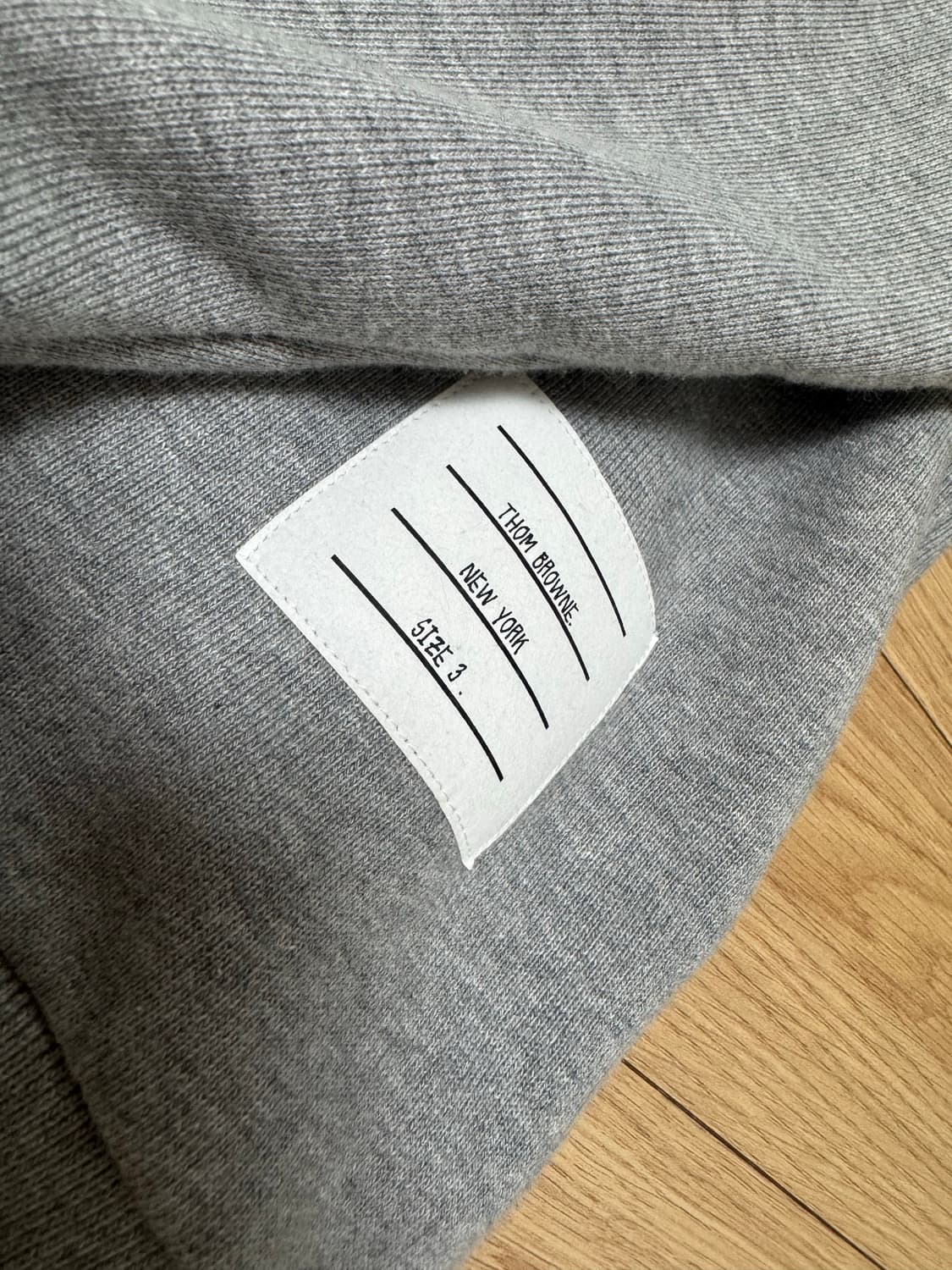 톰브라운 백삼선 맨투맨  상품이미지3