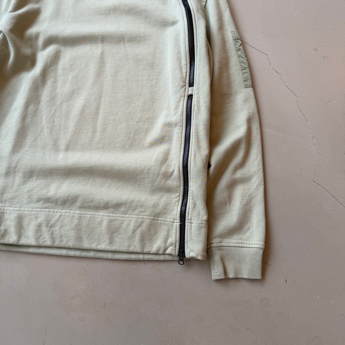 cp컴퍼니 커브드 집업 스웻셔츠 상품이미지3