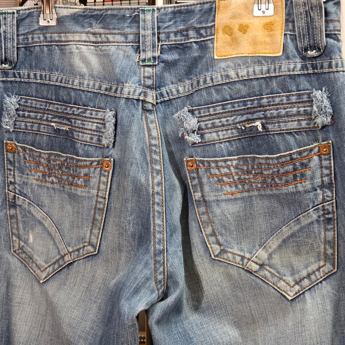 백포켓 데미지 포인트 연청 워싱 데님 팬츠 상품이미지4