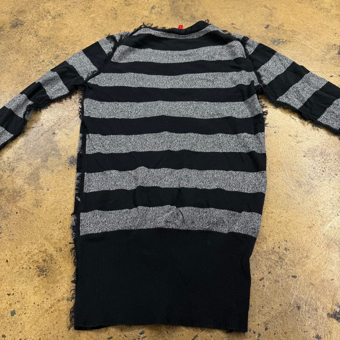 비비안웨스트우드 블랙 그레이 스트라이프 브이넥 가디건  상품이미지4