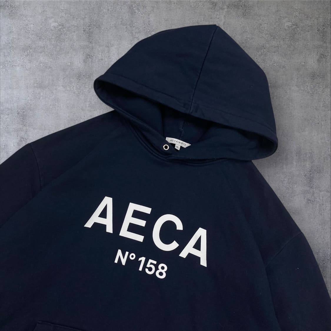 에이카 화이트 네이비 컬러 스펠아웃 빅로고 후드티 상품이미지2