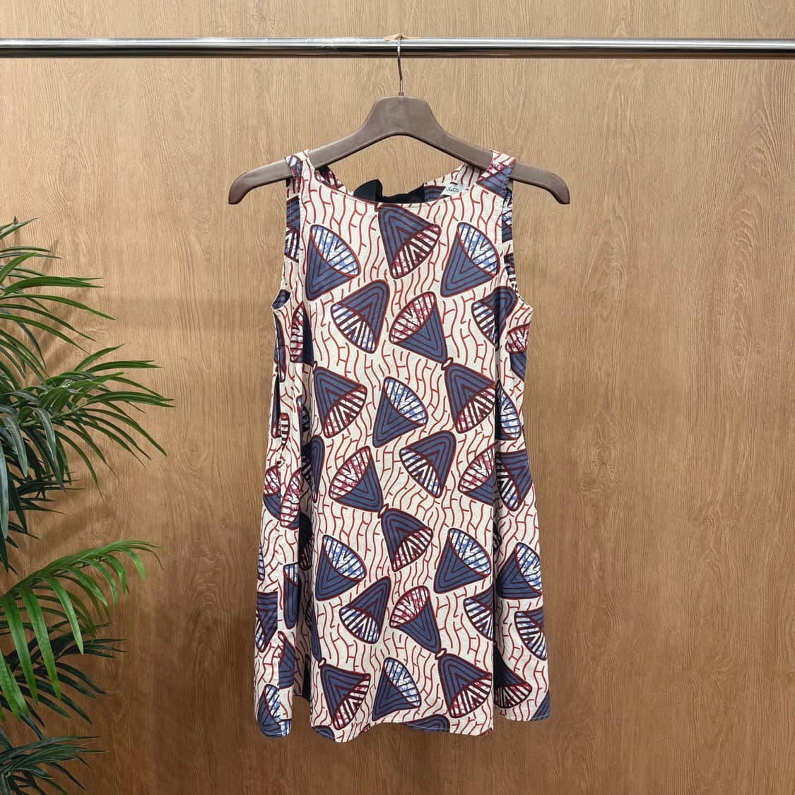 막스앤코 슬리브리스 미디 원피스 기하학 패턴 리본 디테일 멀티컬러 상품이미지1