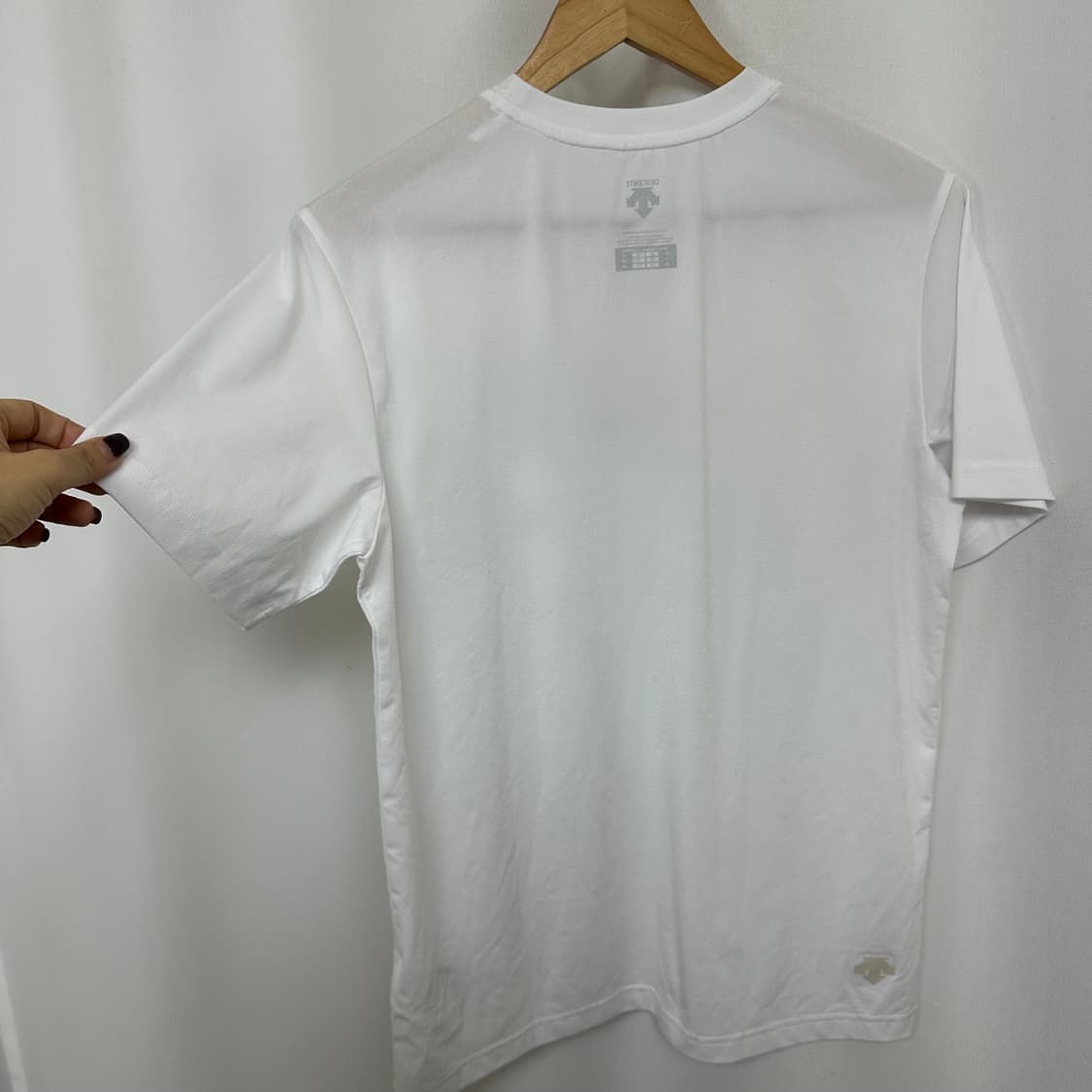  데상트 남자 얇은 스판 반팔티 화이트 95 상품이미지7