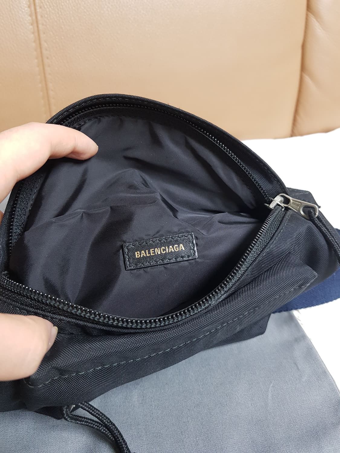 발렌시아가 휠 스몰 벨트백 힙색 블랙 상품이미지5