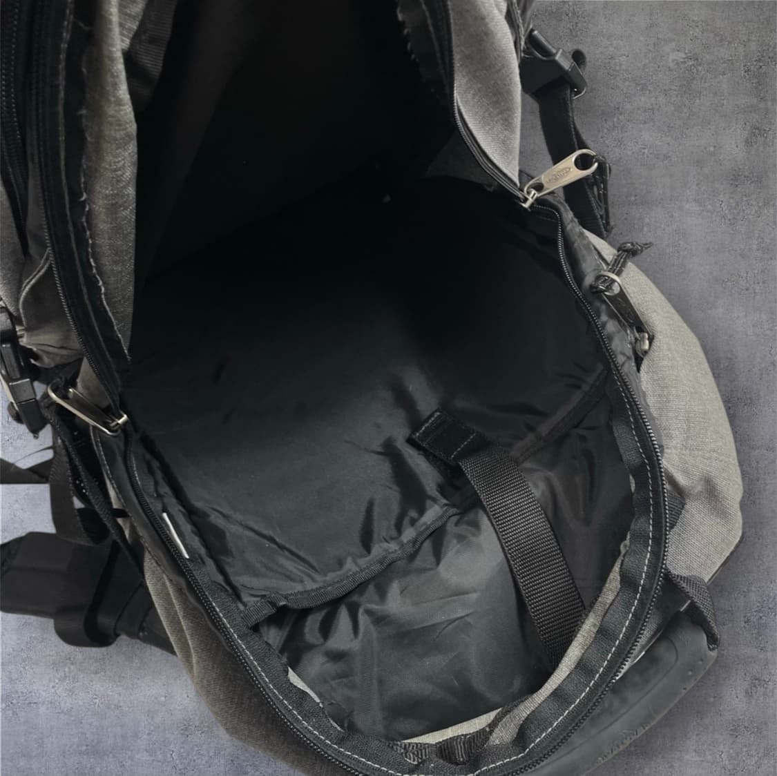 이스트팩 Eastpak 그레이 에그웜 백팩 상품이미지7