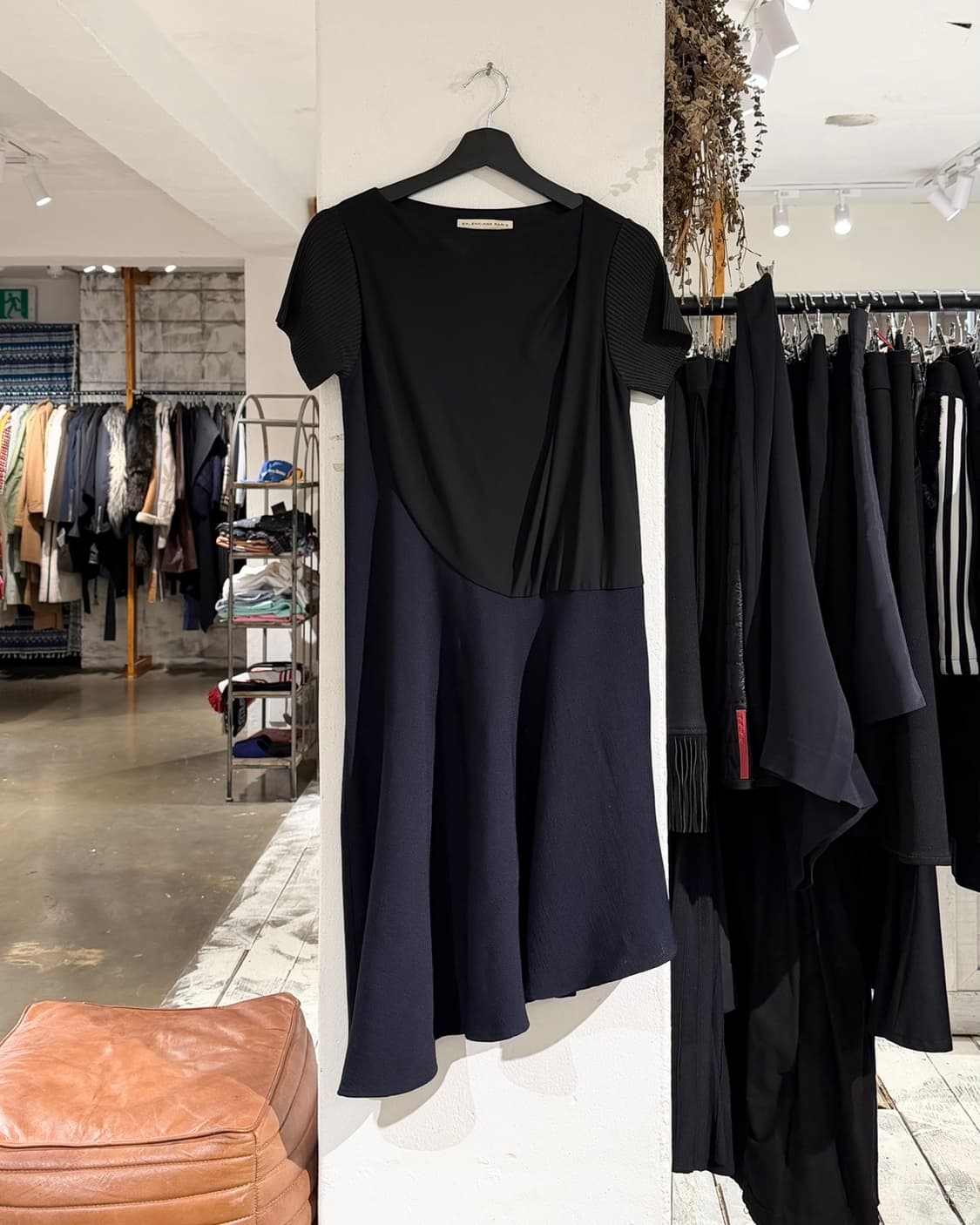 발렌시아가 블랙 언발란스 하프 슬리프 원피스 상품이미지1