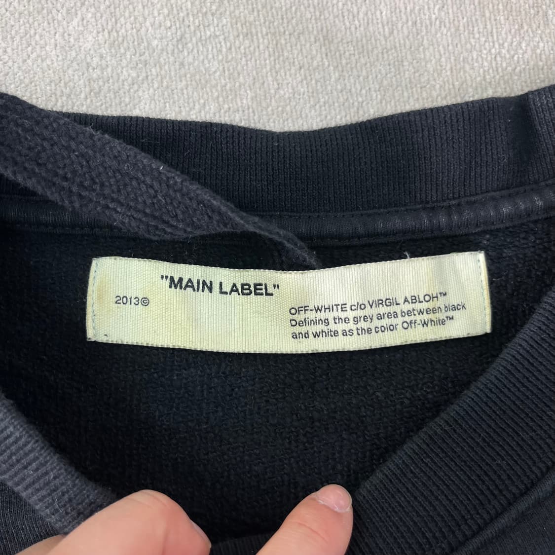 100 오프화이트 웨이비라인 블랙 맨투맨 상품이미지4