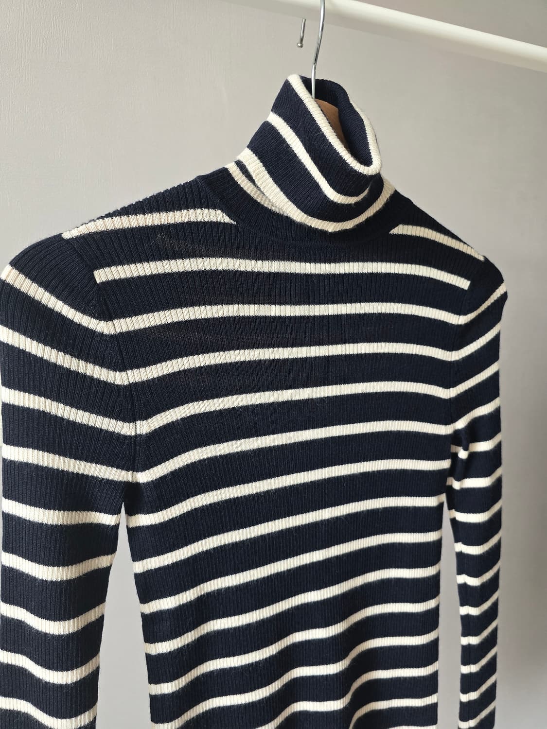 유니클로 프리미엄 메리노울 100% 스트라이프 터틀넥 스웨터 상품이미지2