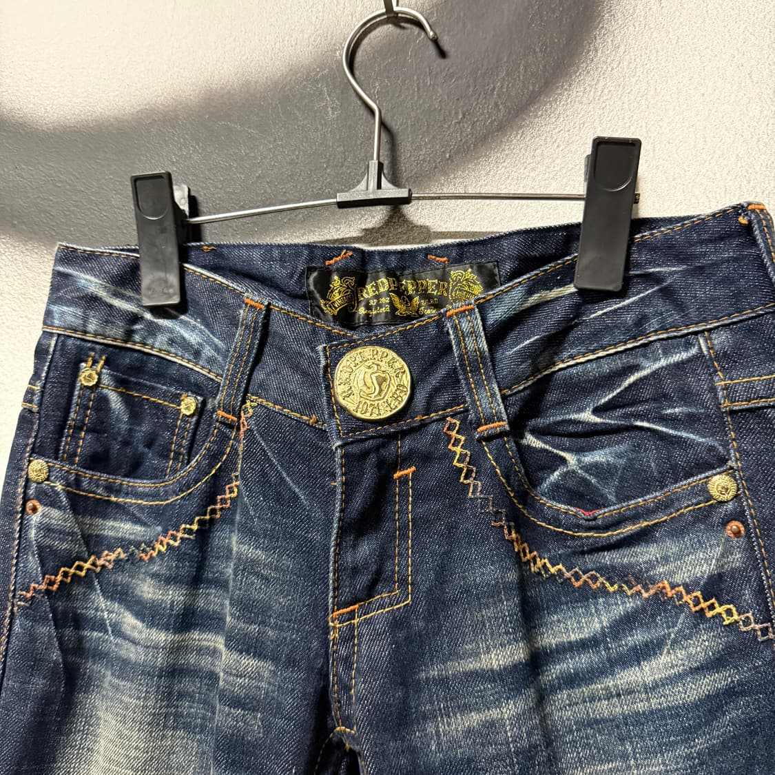 Red Pepper 레드 페퍼 펑크 자수 워싱 디테일 부츠컷 데님 팬츠 상품이미지3