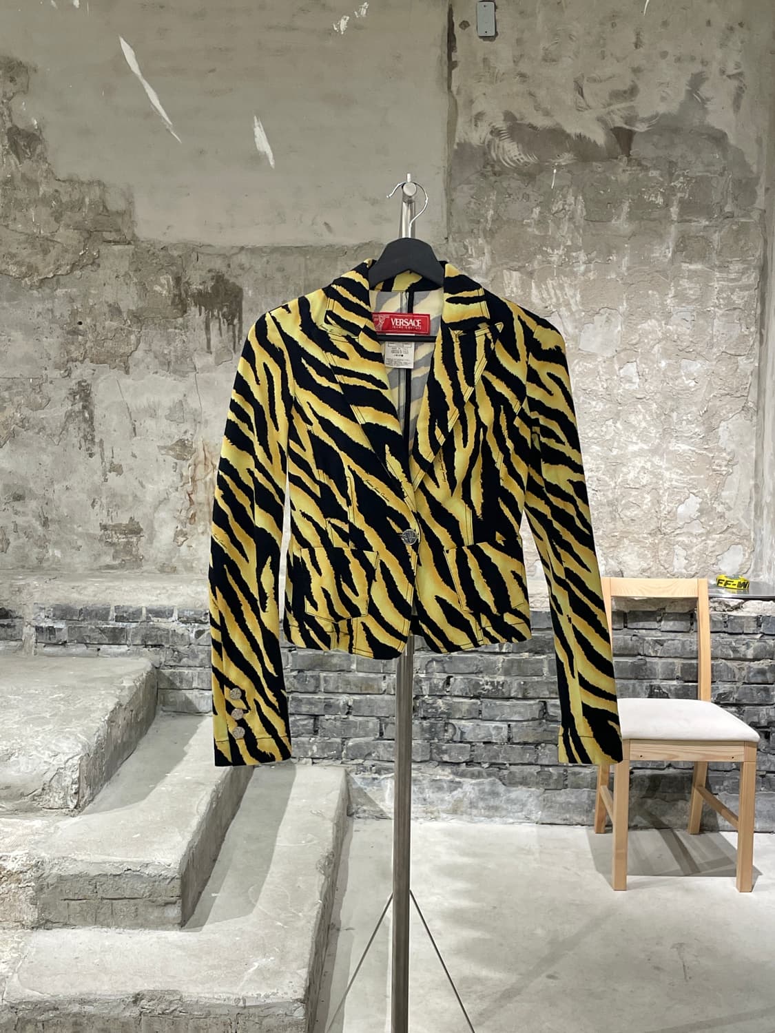 베르사체 진스 꾸뛰르 옐로우 타이거 크롭 슬림 자켓 상품이미지1