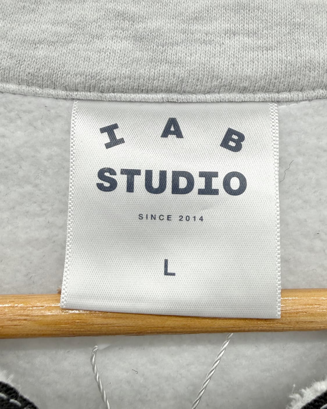 아이앱 IAB STUDIOS 아치로고 하프집업 스웻 셔츠 맨투맨 상품이미지8