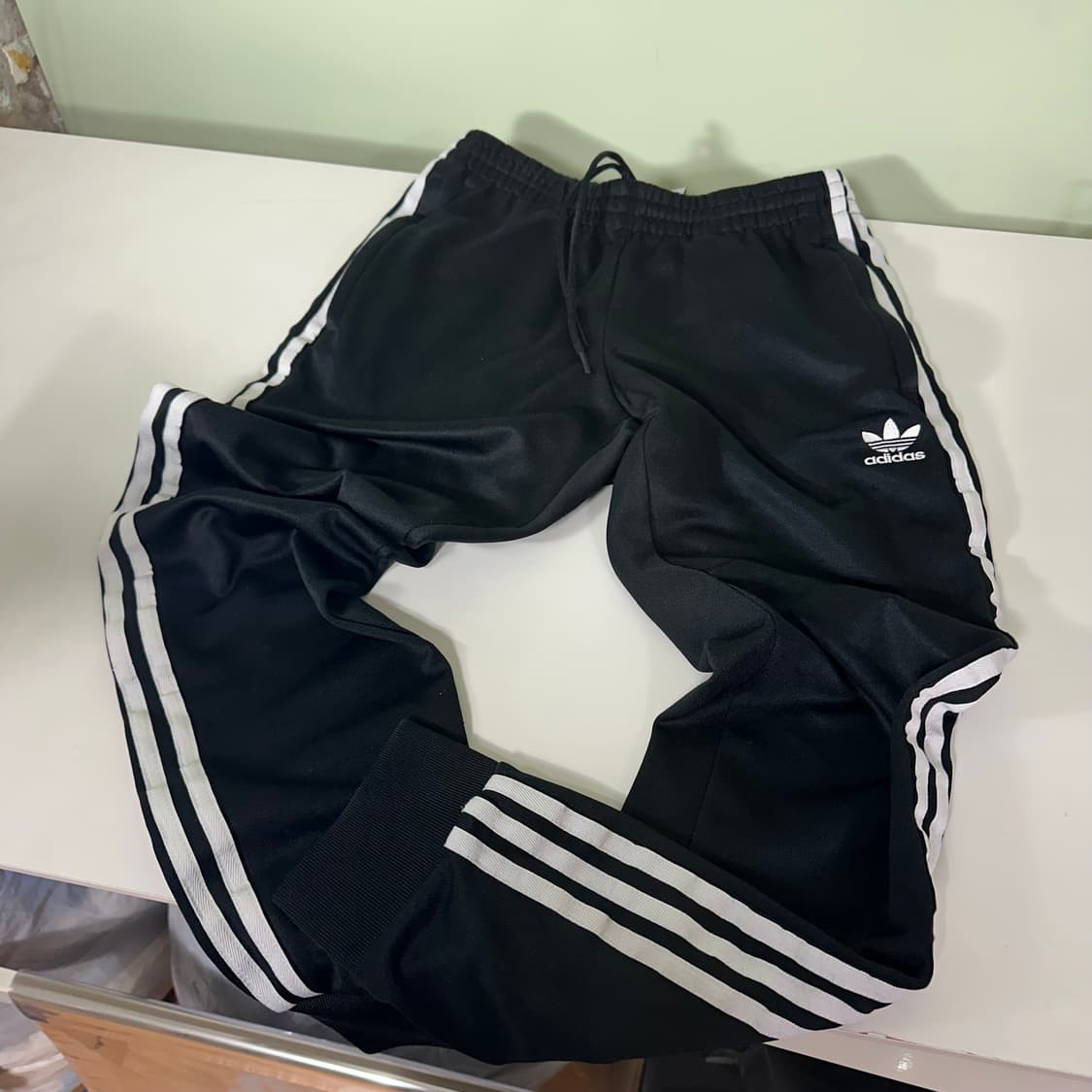 M 아디다스오리지날 레귤러핏 삼선사이드 져지재질 조거팬츠 상품이미지4