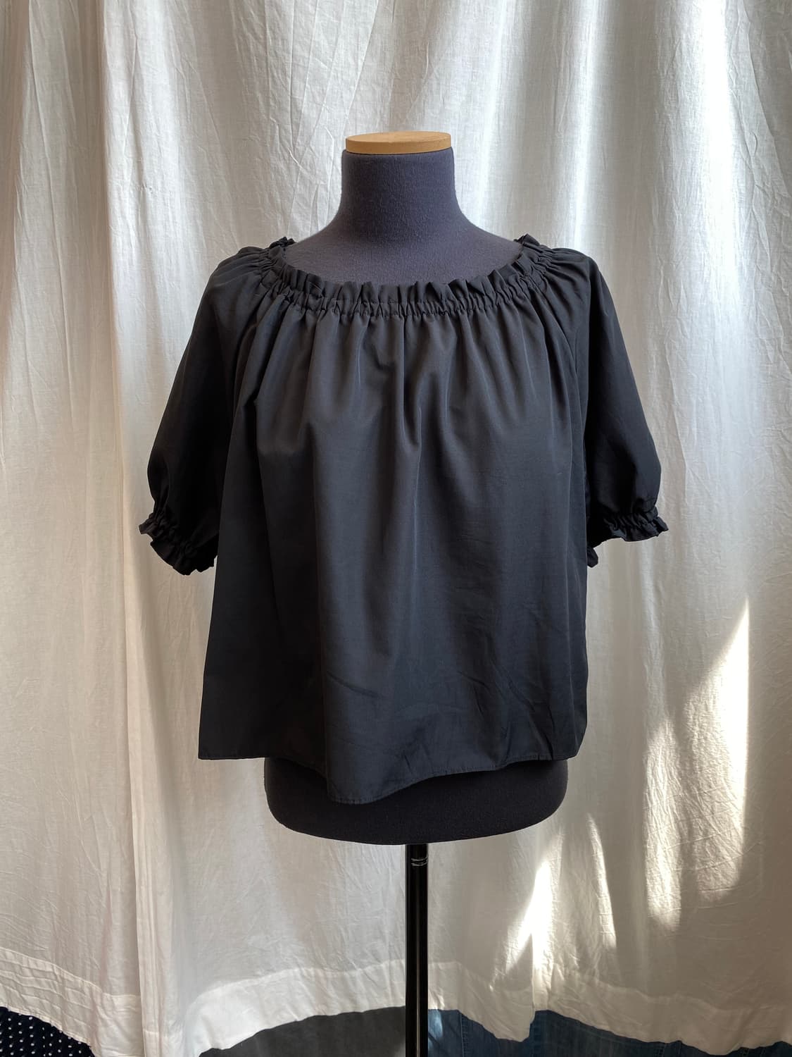 블랙 백슬릿 오프숄더블라우스(F) 상품이미지1