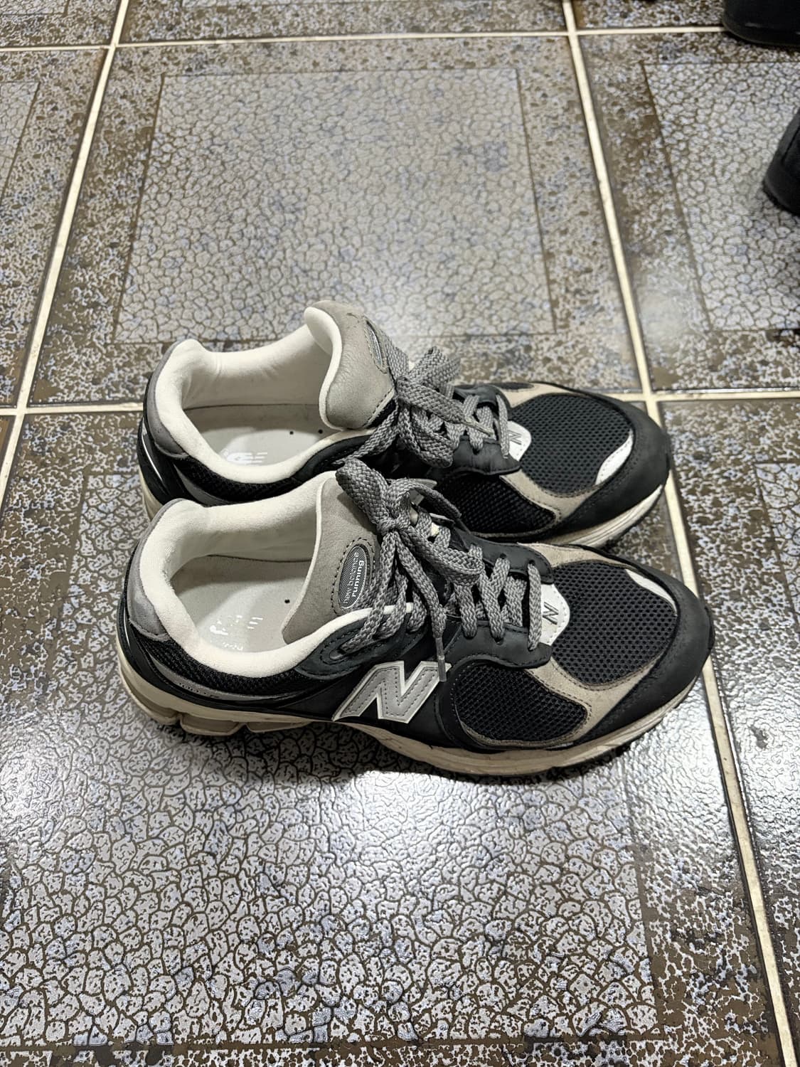 뉴발란스 2002 블랙/그레이 운동화 상품이미지2