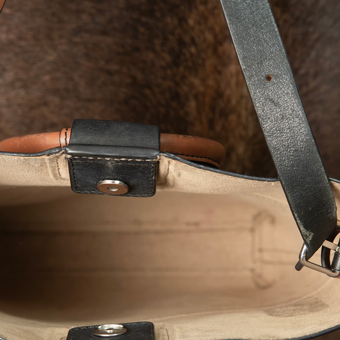 Theory 띠어리 후프 레더 크로스 & 토트 백  상품이미지8