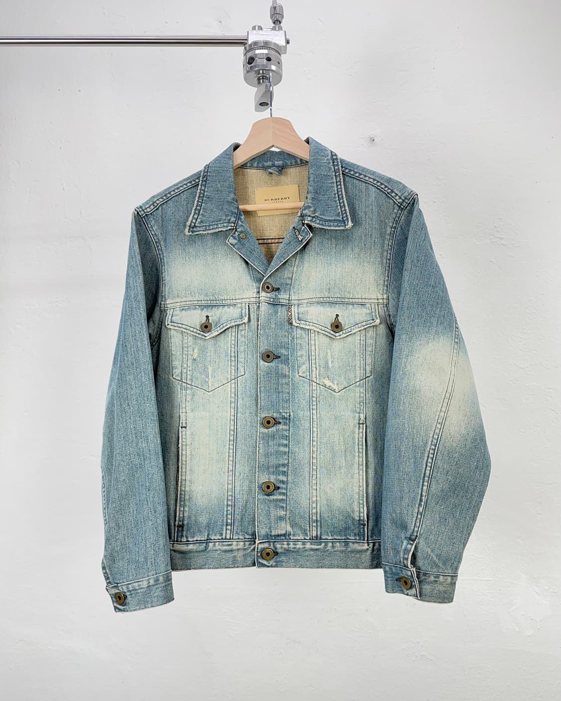 버버리 데님 라이트 워시 트로피컬 데님 트러커 자켓 상품이미지1