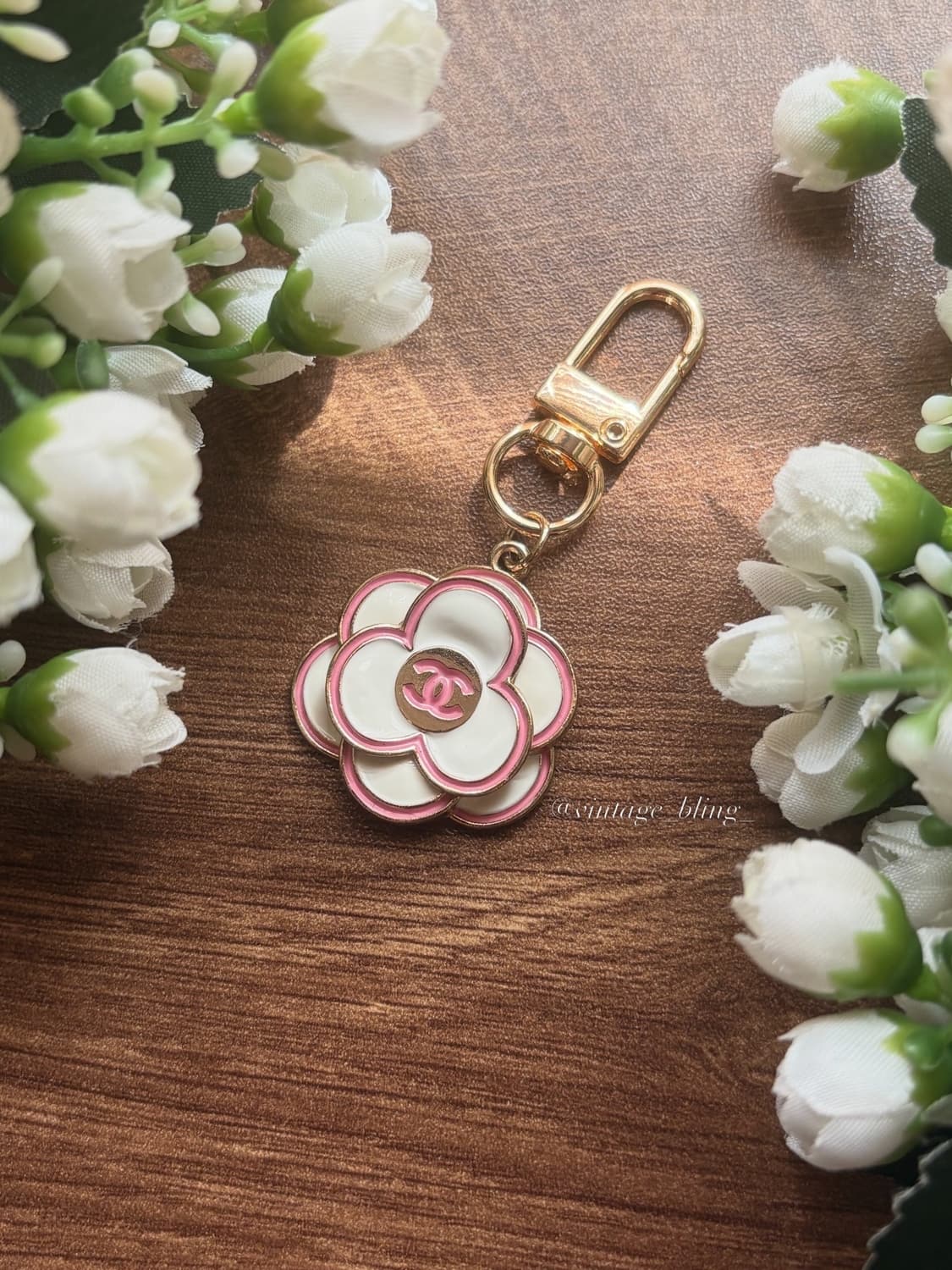 화이트) 샤넬 까멜리아 플라워 골드 백참 키링 키체인 상품이미지1