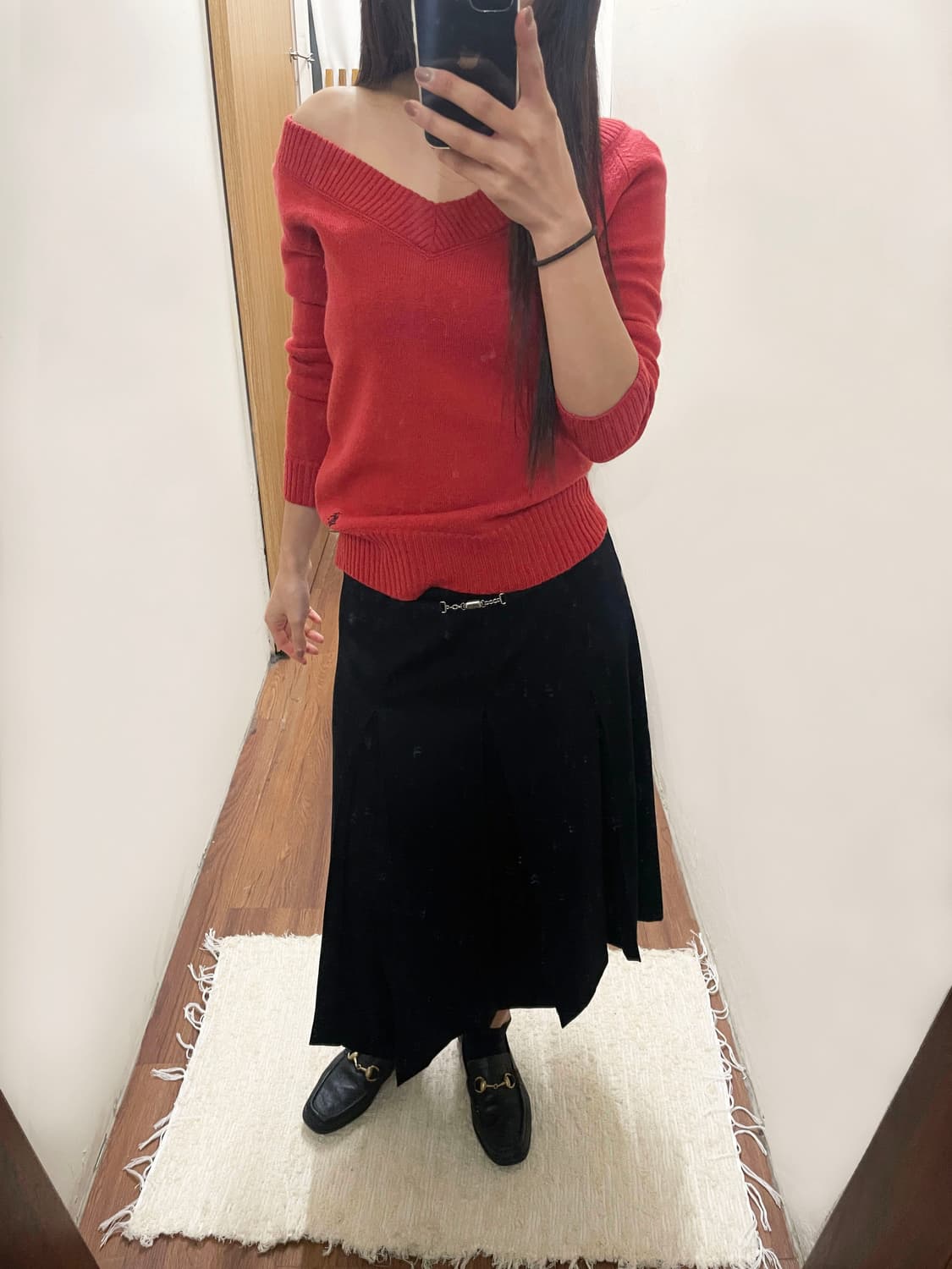 버버리 블루 라벨 오프숄더 긴팔 니트 로고 자수 디테일 레귤러핏 레드 상품이미지1