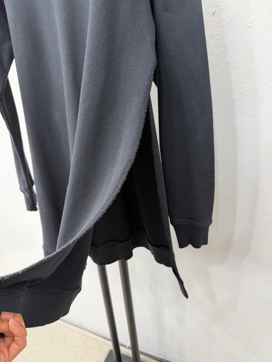 정품) 메종마르지엘라 여성 절개 맨투맨티 XS 상품이미지3