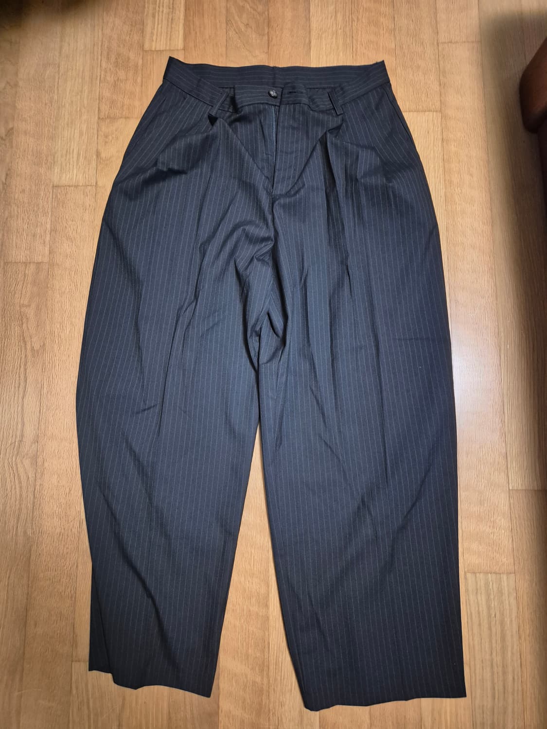 굿라이프웍스 투턱 와이드 스트라이프 슬랙스 블랙 상품이미지4