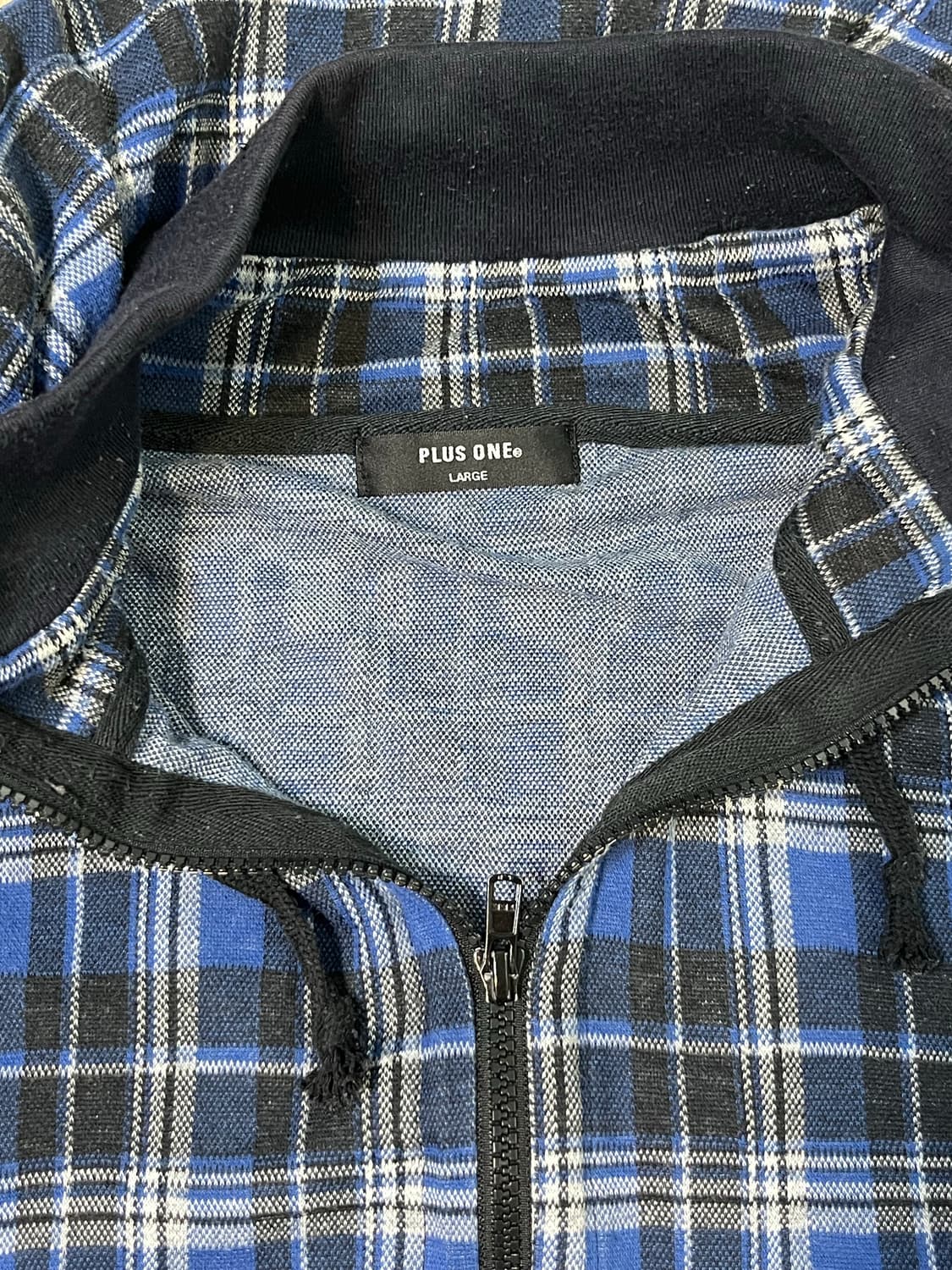 Plus one Clothing 블루 체크 하이넥 집업 상품이미지10