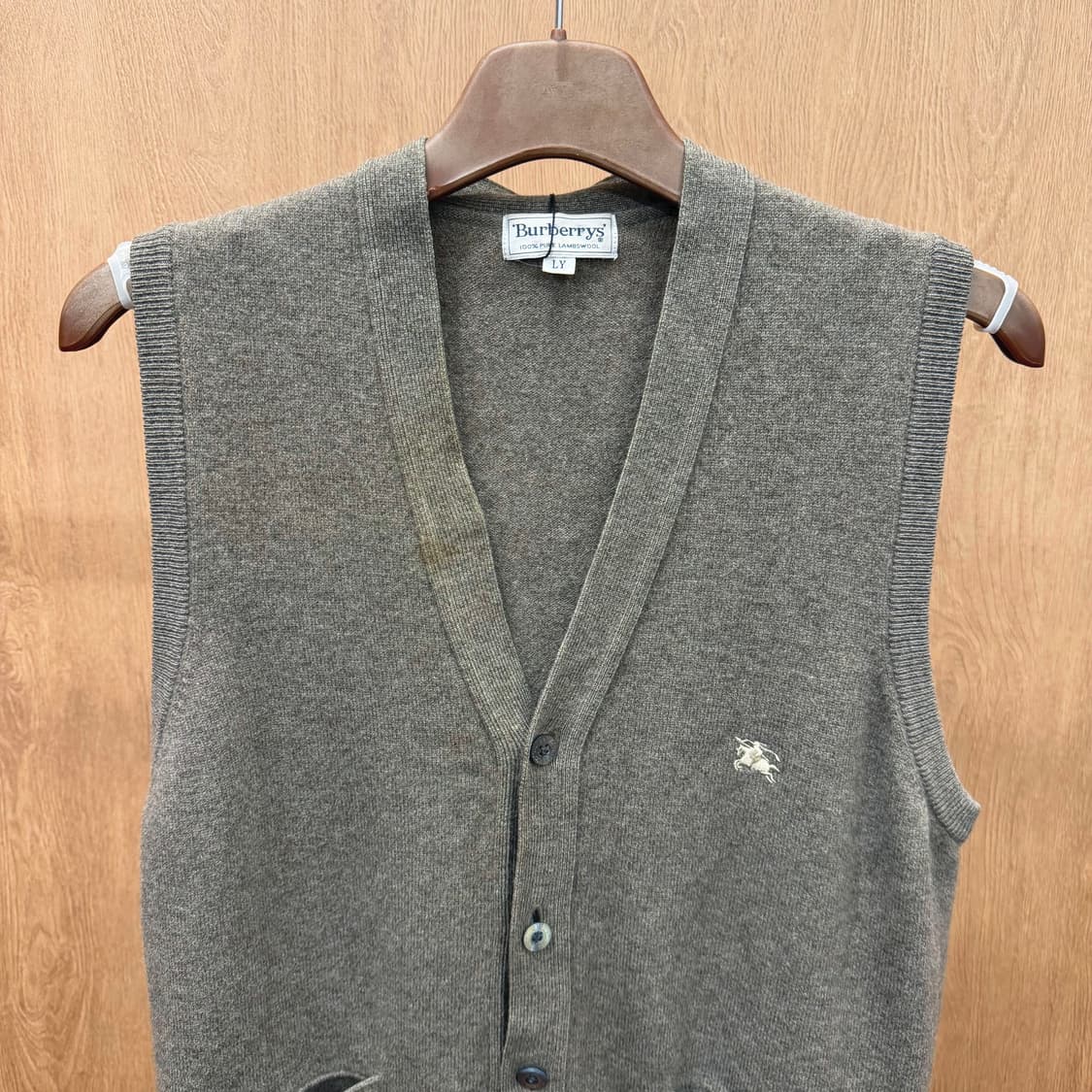 버버리 딥 브이넥 니트 베스트 버튼 업 나이트 로고 자수 디테일 브라운 상품이미지4