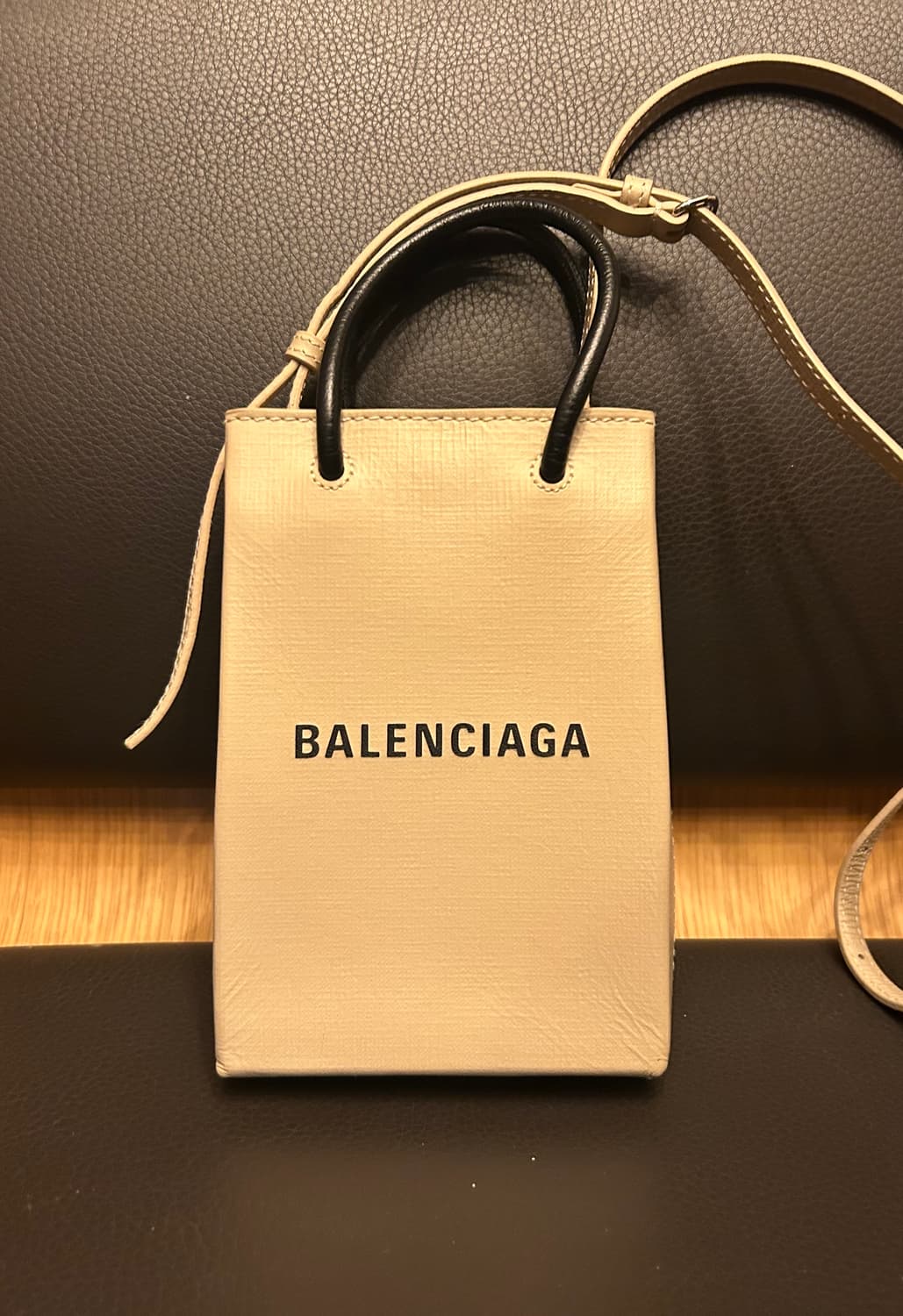 발렌시아가 폰홀더 크로스백 베이지 상품이미지1