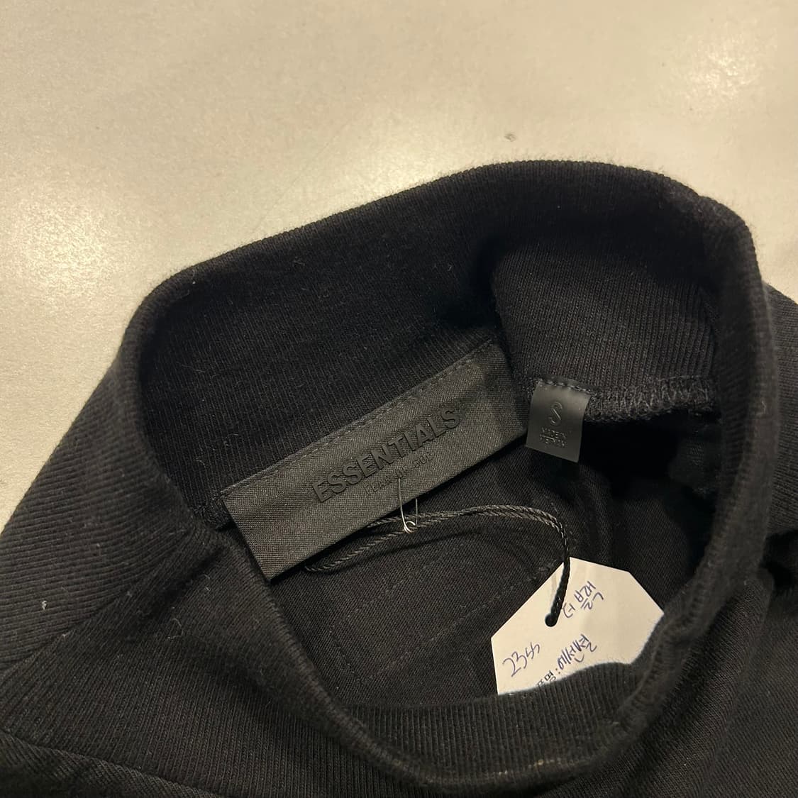 [S] 23ss 에센셜 Fear of God 블랙 반팔 티셔츠 A974 상품이미지3