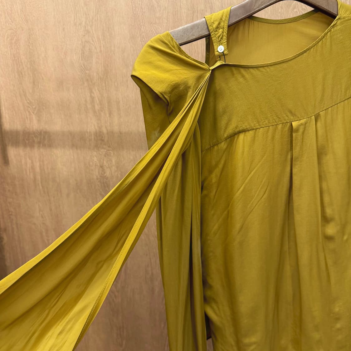 더캐시미어 언밸런스 원숄더 드레이프 슬리브 블라우스 루즈핏 머스타드 상품이미지6