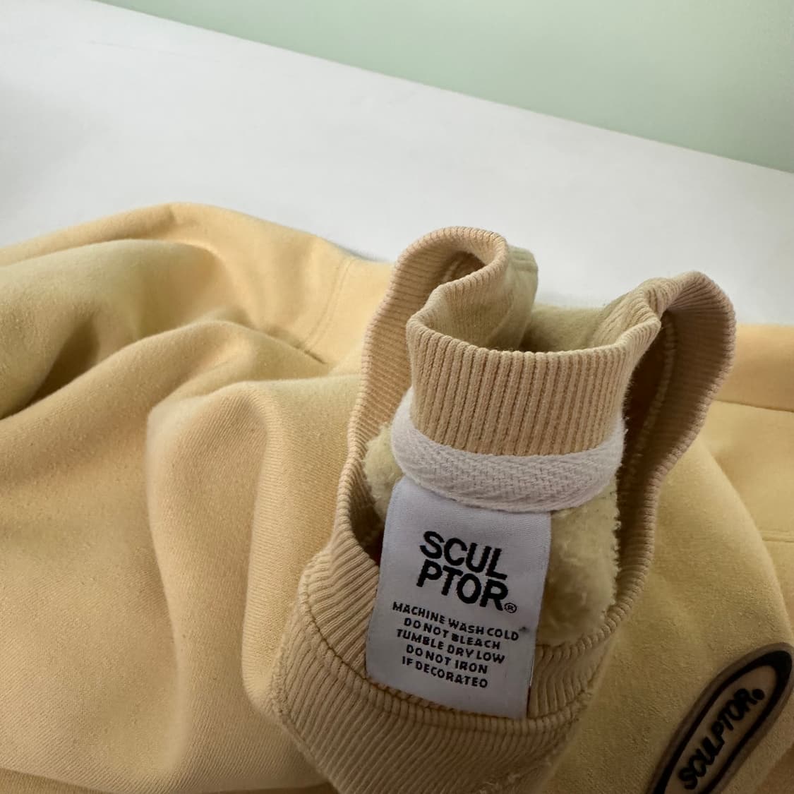 OS 스컬프터 파스텔옐로우 오버핏 에나멜로고 스웻셔츠 맨투맨 남여공용 상품이미지4