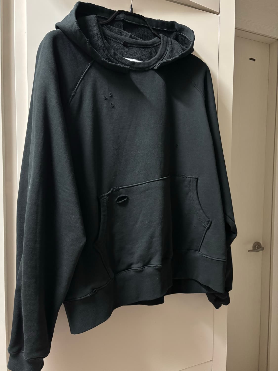 [L] 블랙아웃 컷티드 스카 후드 블랙 상품이미지1