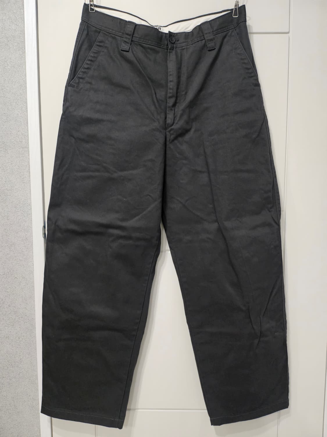 (85) 유니클로 U 와이드핏 치노팬츠 긴기장 다크 그레이 상품이미지1